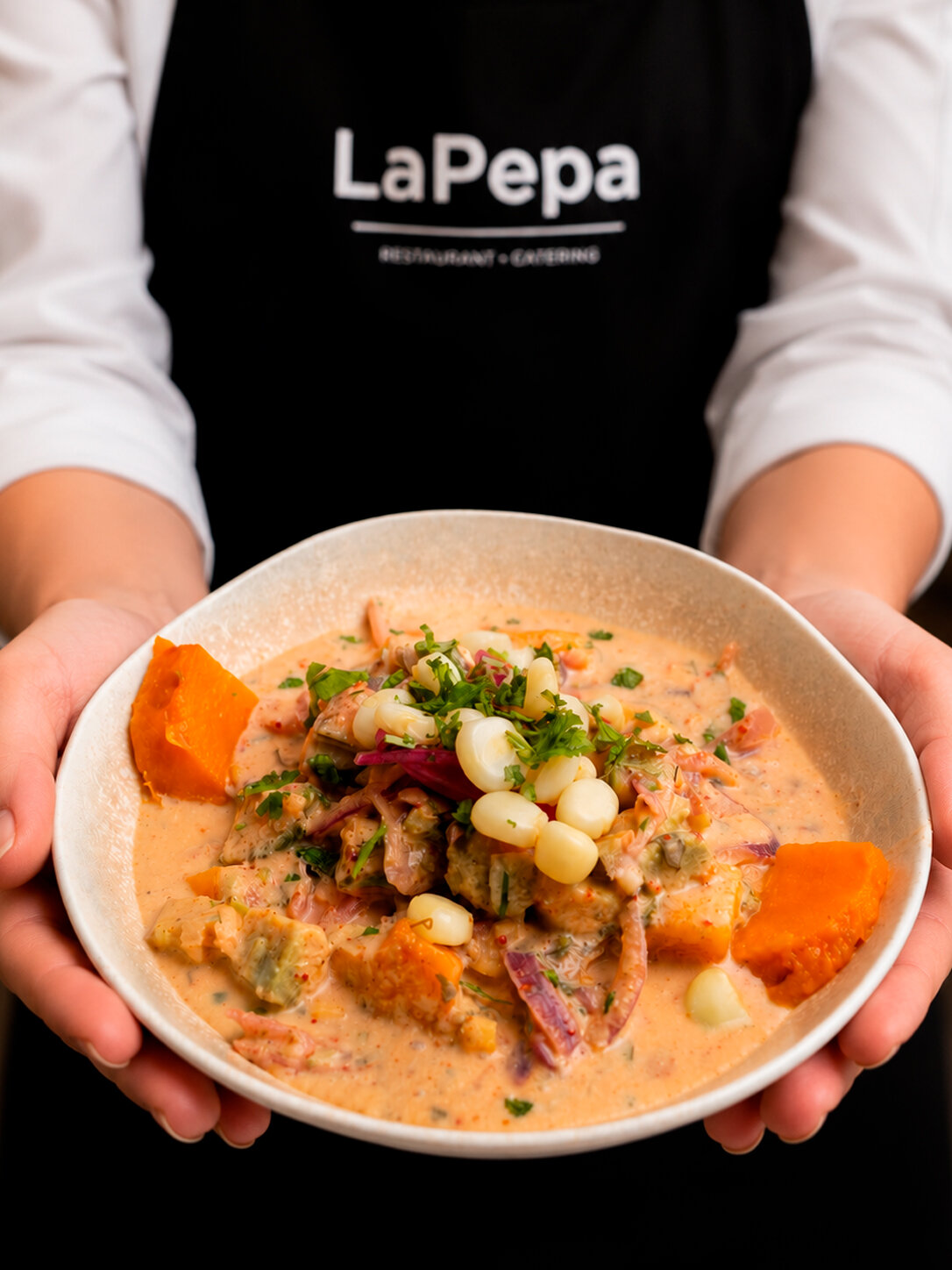 Ceviche de pescado servido en cocina del restaurante LaPepa, cocina mediterránea en Plaza Europa, Barcelona