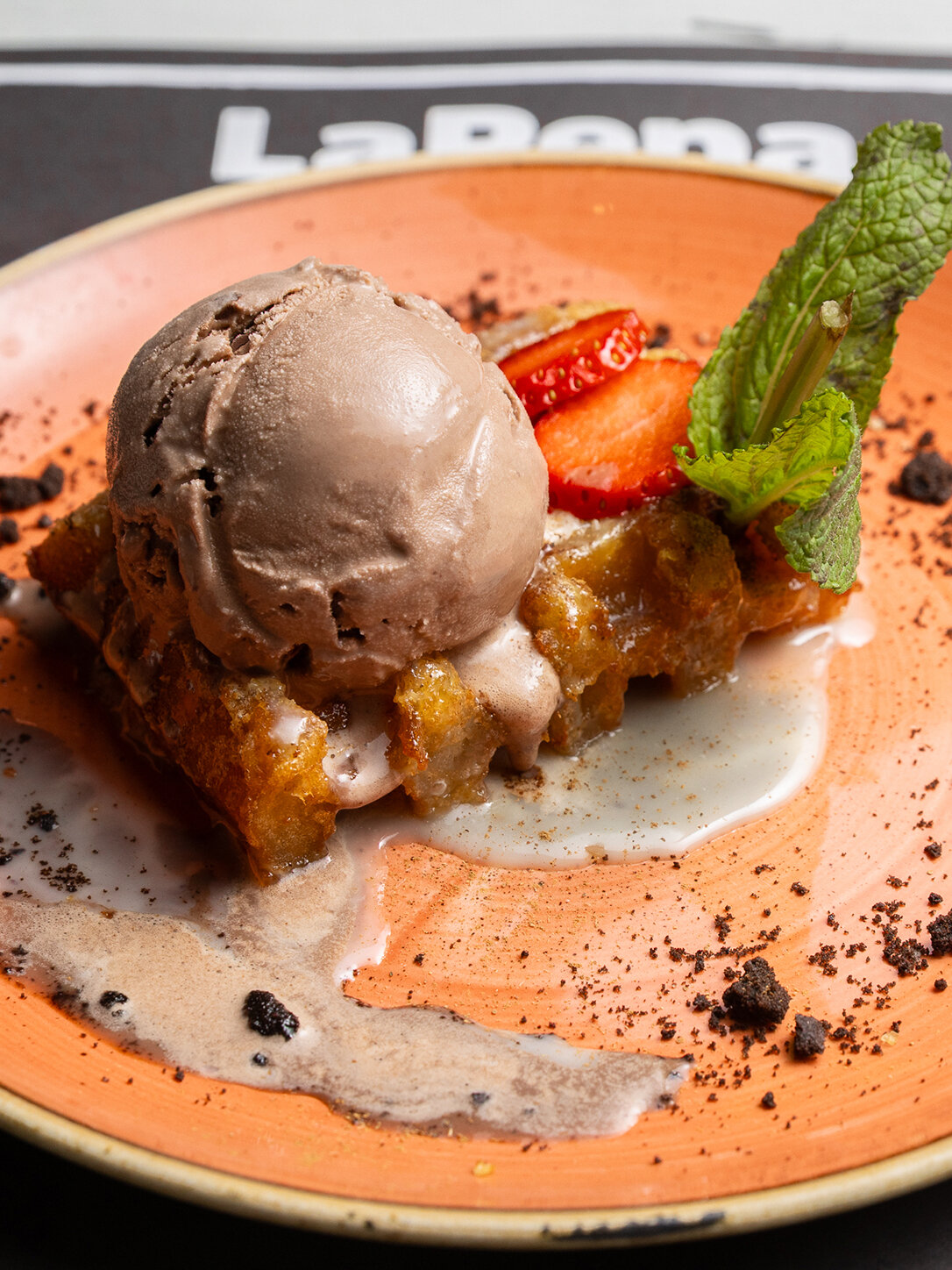 Postre de gofre con helado de chocolate en LaPepa Restaurant, cocina mediterránea en Plaza Europa, Barcelona