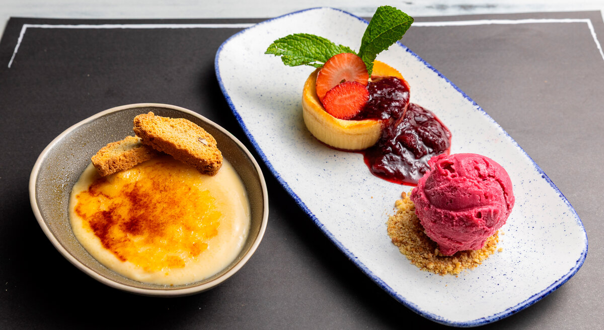 Postres de crema catalana y tarta de queso en LaPepa Restaurant, ambiente gastronómico en Plaza Europa, Barcelona