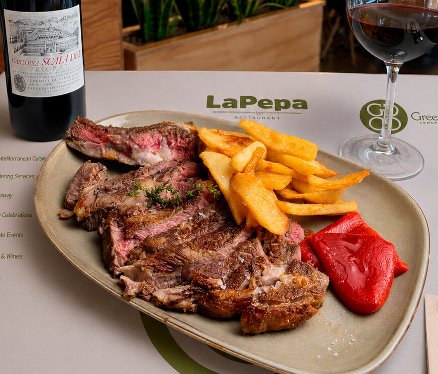 Solomillo a la brasa con patatas fritas y vino en LaPepa Restaurant, celebraciones en Plaza Europa, Barcelona